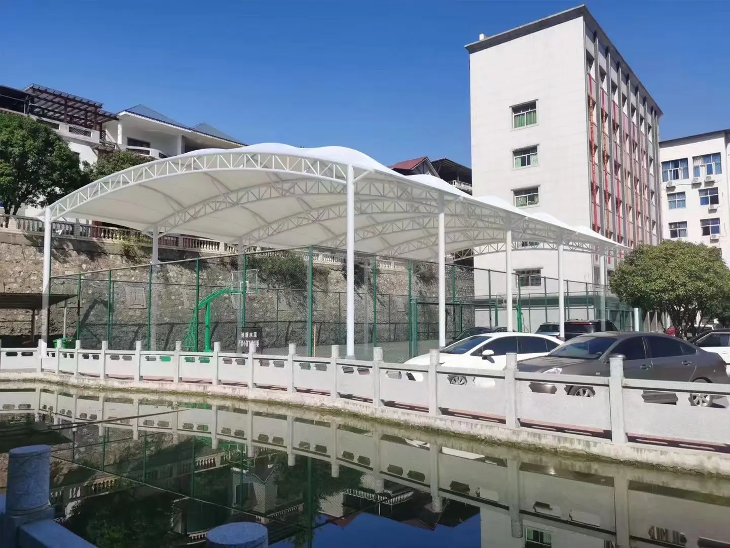 贵州三都园区停车棚总在漏水生锈？源头膜结构厂家：按本地气候选材，避开三大坑