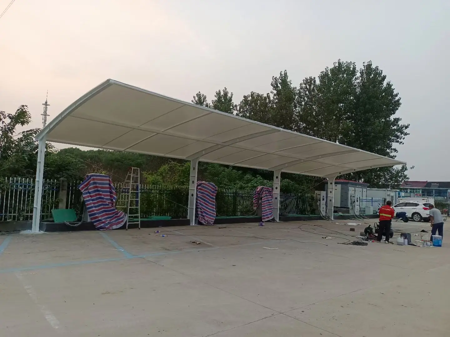 贵州三都膜结构工程科普：山地多雨强紫外线环境，停车棚选材别只看低价